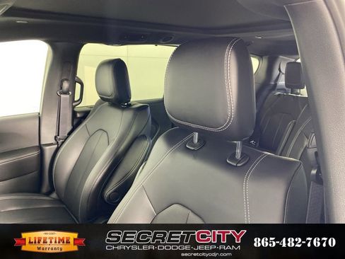New 2026 Chrysler Pacifica Select image 10