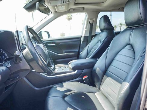 Used 2021 Toyota Highlander XLE image 18