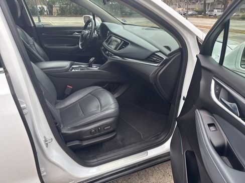 Used 2018 Buick Enclave Essence image 4