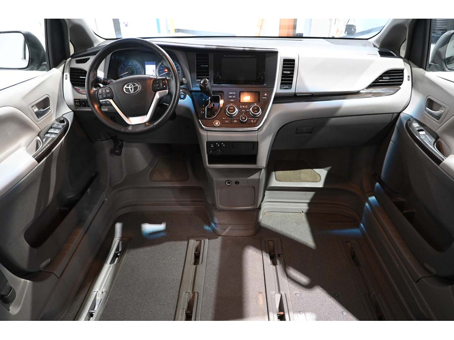 Used 2015 Toyota Sienna XLE w/ XLE Navigation Package FWD image 21