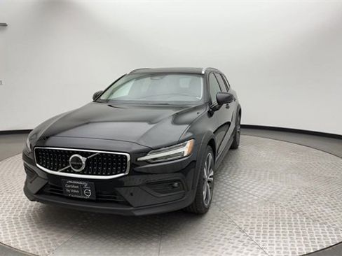 Certified 2023 Volvo V60 B5 Cross Country Plus w/ Climate Package image 7