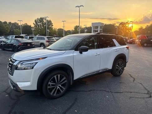 Used 2025 Nissan Pathfinder Platinum AWD/4WD image 2