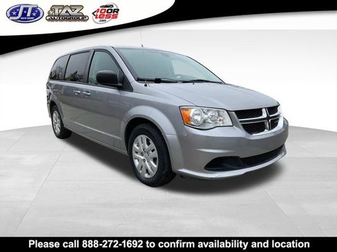 Used 2018 Dodge Grand Caravan SE w/ UConnect Hands-Free Group image 1