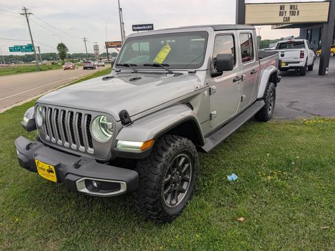 Used 2020 Jeep Gladiator Overland w/ Dual Top Group AWD/4WD image 4