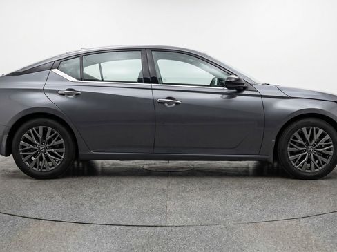 Used 2025 Nissan Altima 2.5 SV FWD image 11
