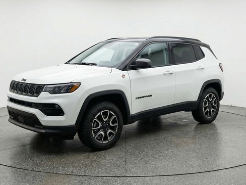 Used 2025 Jeep Compass Trailhawk image 2