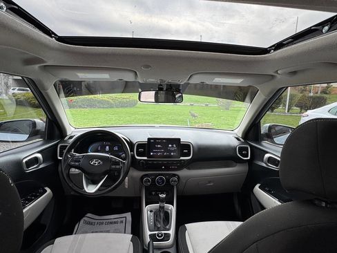 Used 2023 Hyundai Venue SEL image 15