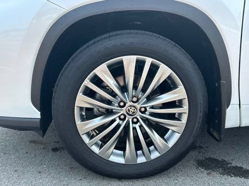 Certified 2025 Toyota Highlander Platinum AWD/4WD image 12