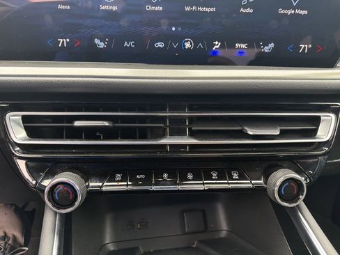 Used 2024 Chevrolet Traverse LT AWD/4WD image 18
