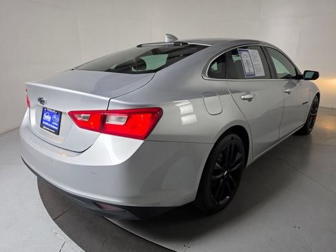 Used 2018 Chevrolet Malibu LT w/ Leather Package FWD image 5