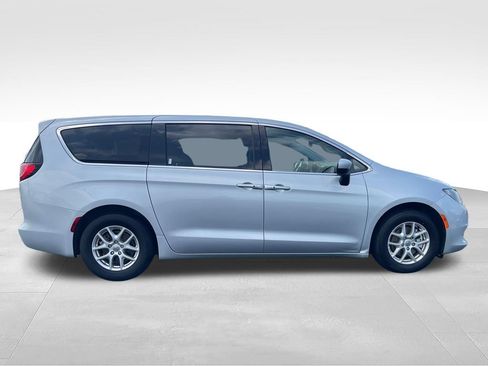 Used 2023 Chrysler Voyager LX FWD image 7