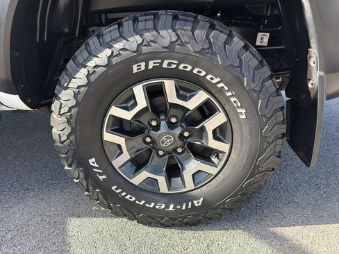 Used 2022 Toyota Tacoma TRD Off-Road image 18