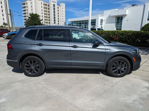 Certified 2023 Volkswagen Tiguan SE FWD image 3