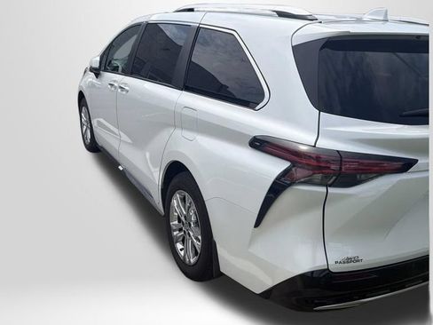 Used 2024 Toyota Sienna Platinum AWD/4WD image 7
