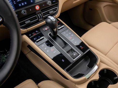 Certified 2025 Porsche Macan image 13