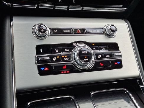 Used 2023 Lincoln Aviator AWD w/ Premium Package image 17