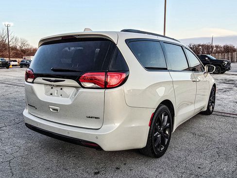 Used 2019 Chrysler Pacifica Limited w/ S Appearance Package image 6