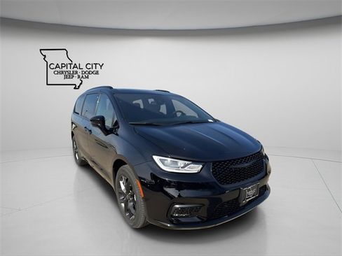 New 2026 Chrysler Pacifica Select w/ S Appearance Package image 4