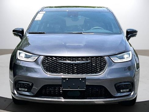 Used 2023 Chrysler Pacifica Limited w/ S Appearance Package FWD image 3