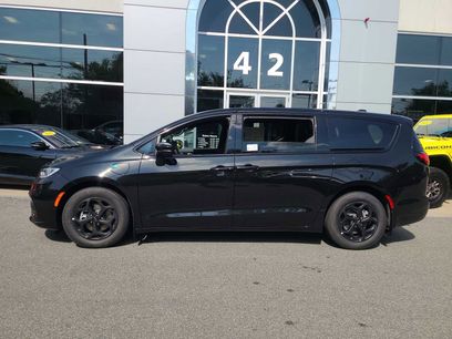 New 2023 Chrysler Pacifica Limited w/ Uconnect Theater Family Group