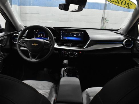 Used 2025 Chevrolet Trax LT FWD image 5
