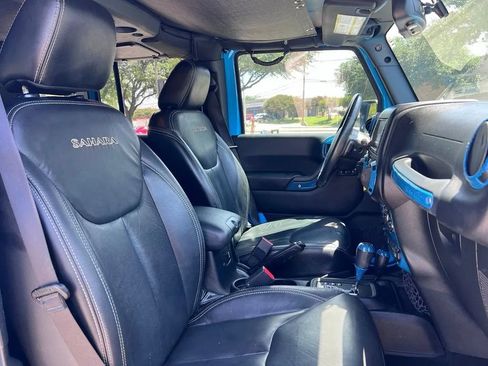 Used 2017 Jeep Wrangler Unlimited Sahara w/ Connectivity Group AWD/4WD image 29