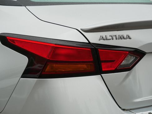 Certified 2023 Nissan Altima 2.0 SR FWD image 17