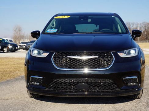 Used 2023 Chrysler Pacifica Touring-L image 3