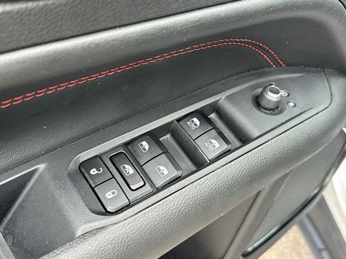 Used 2025 Jeep Compass Trailhawk AWD/4WD image 17