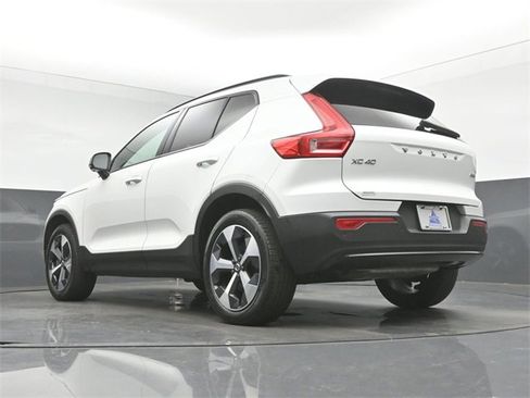 Used 2024 Volvo XC40 B5 Plus image 38