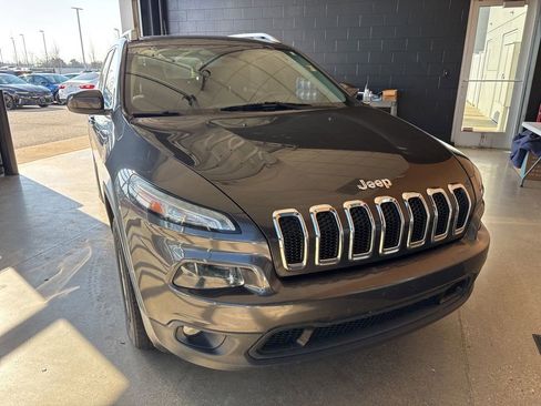 Used 2016 Jeep Cherokee Latitude w/ Cold Weather Group image 1