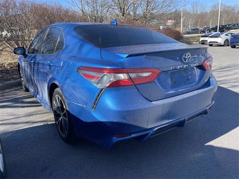 Used 2019 Toyota Camry SE image 2