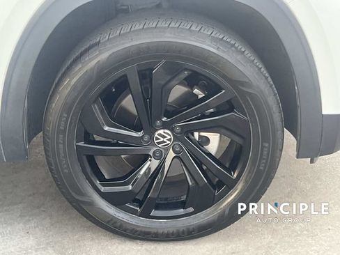 Used 2023 Volkswagen Atlas SE w/ Black Wheel Package FWD image 4