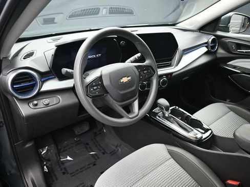 Used 2025 Chevrolet Trax LT FWD image 12