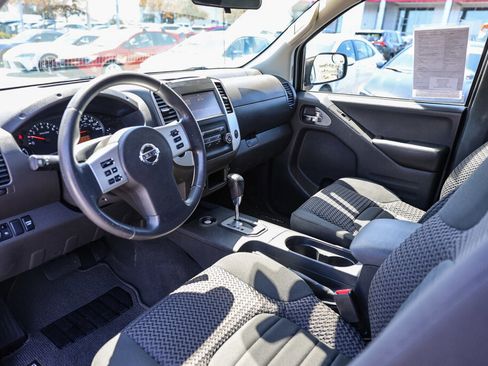 Used 2020 Nissan Frontier SV RWD image 2
