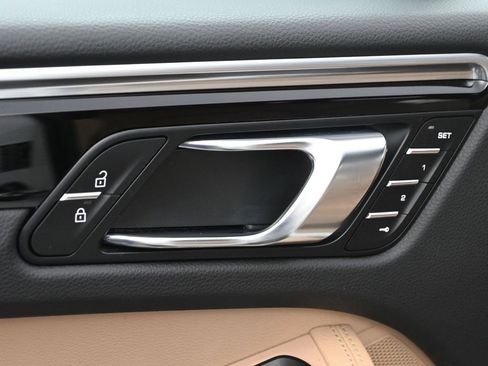 Used 2022 Porsche Macan image 19