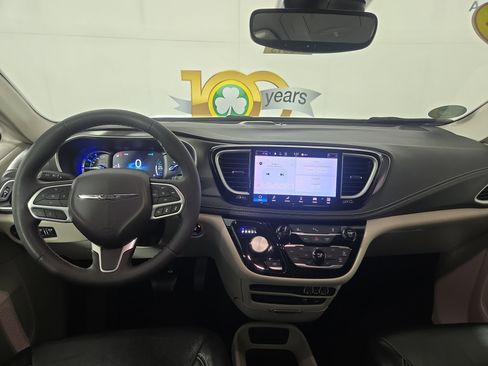 Used 2022 Chrysler Pacifica Touring-L image 15