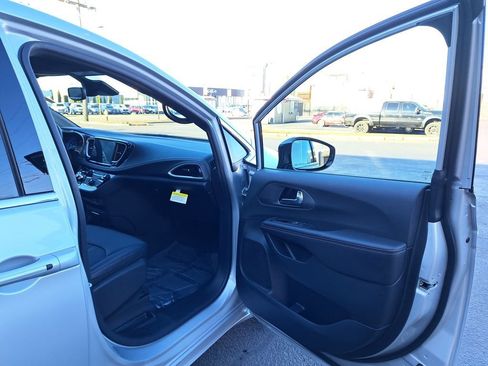 New 2026 Chrysler Pacifica Select FWD image 15