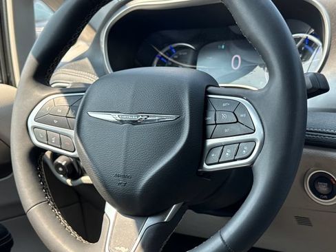 Used 2023 Chrysler Pacifica Touring-L FWD image 12