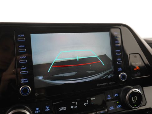 Used 2021 Toyota Highlander XLE AWD/4WD image 30