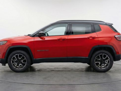 Used 2025 Jeep Compass Trailhawk image 4