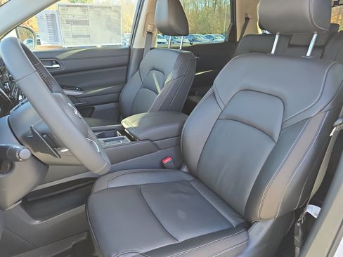 New 2025 Nissan Pathfinder SL image 16