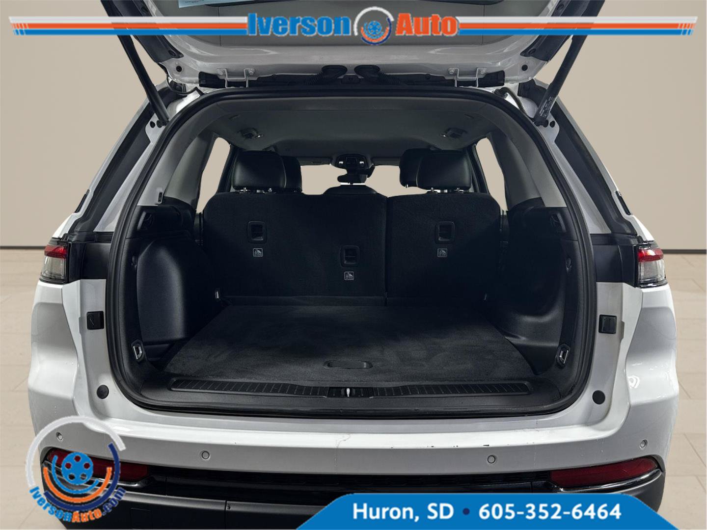 Used 2023 Jeep Grand Cherokee Limited w/ Luxury Tech Group II AWD/4WD image 8