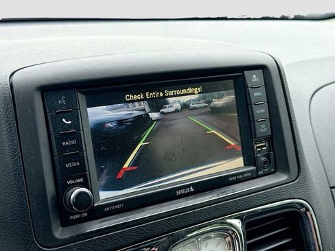 Used 2014 Chrysler Town & Country Touring FWD image 14