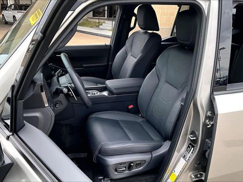 Used 2025 Lexus GX 550 Luxury w/ Accessory Package (Z1) image 8