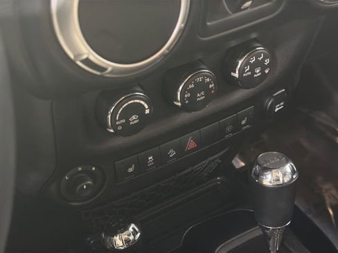 Used 2015 Jeep Wrangler Unlimited Sahara w/ Connectivity Group AWD/4WD image 23