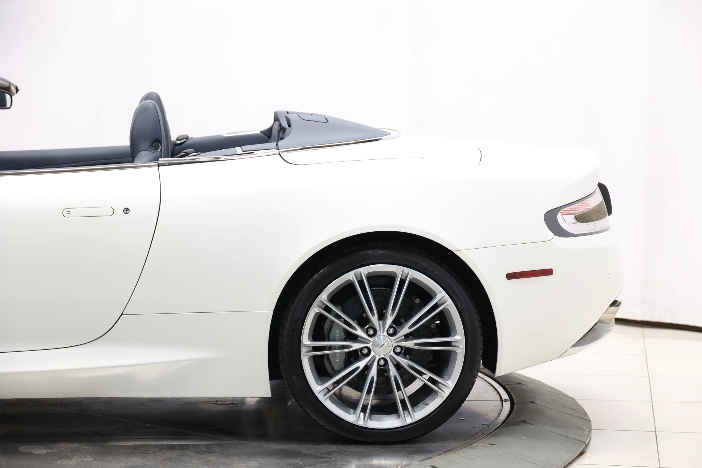 Used 2012 Aston Martin Virage Volante RWD image 10