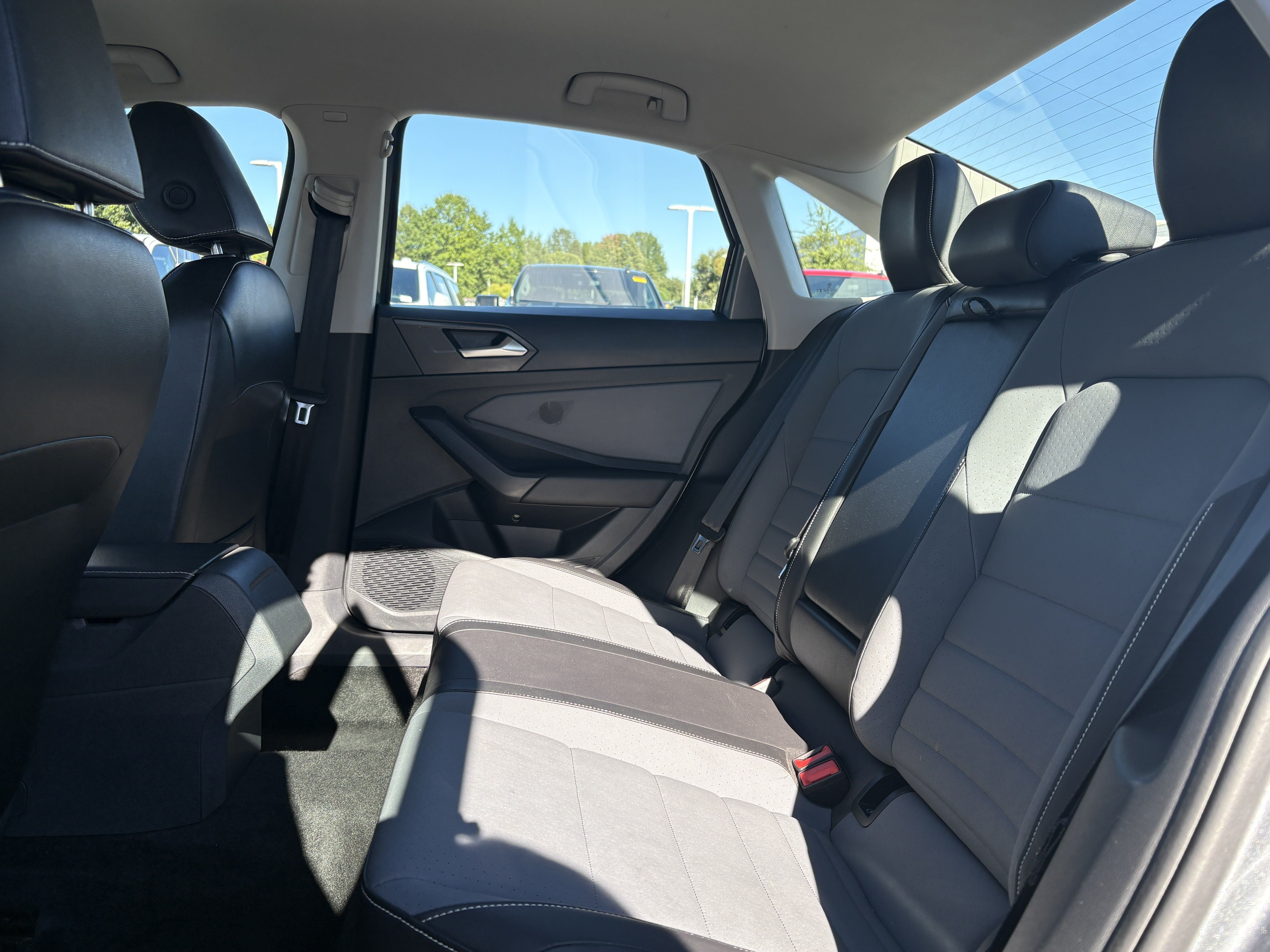 Used 2025 Volkswagen Jetta SE FWD image 10