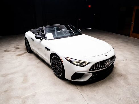 Used 2022 Mercedes-Benz SL 55 AMG 4MATIC w/ Driver Assistance Package image 11