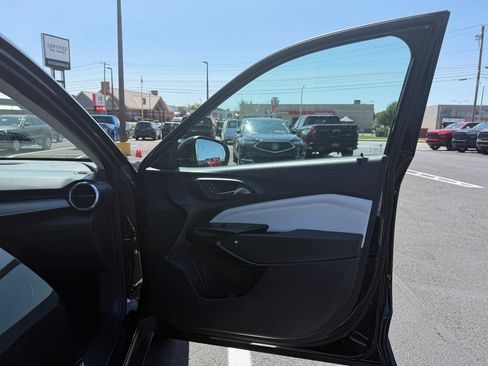 Used 2025 Chevrolet Trax LT FWD image 16